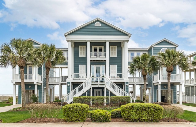 Beachfront Luxury w/Elevator, 5 Suites, 10 Decks+Patio, Private Walkover