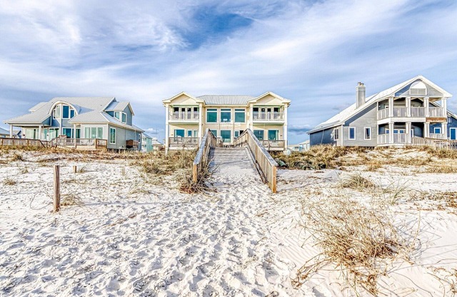 Beachfront - Pools & Pickleball