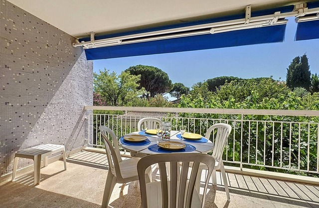 Beachfront Retreat: Cozy 1-Bed Apt with Parking, Terrace & Modern Amenities