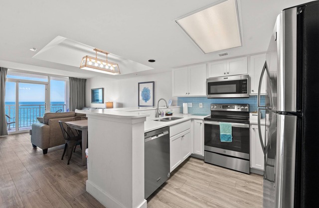 BEACHFRONT-Remodeled 200 + 5-star reviews- Best LOCATION River- 6th Floor