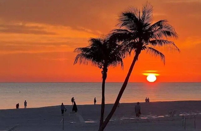 Beachfront Sanibel Escape – Steps to Sand & Sunset Views