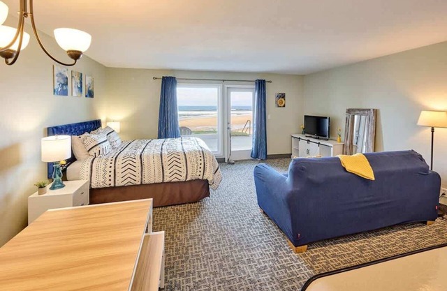 Beachfront Studio - No Stairs - Patio - Full Kitchen