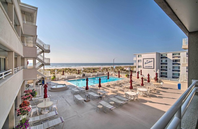 Beachfront Studio Apartment w/Community Pool