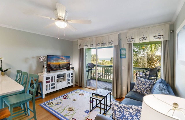Beachfront well stocked 1 bedroom sea cabin w/beach view, pier, community pool.