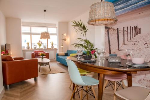 Beachhouse Anna, 1 minute walk to the beach and centre of Katwijk, Free private parking next to the house !