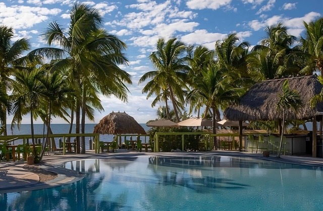 Beachside Bliss in Islamorada! Swimming Pool, Full Kitchen, Pets Allowed!