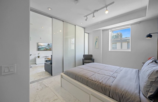 Beachside Charm: Walk to the Beach