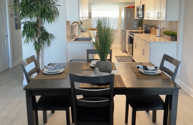 Beachside Condo, Furnished, Renovated 2bed/2bath/Balcony kitchen and living room