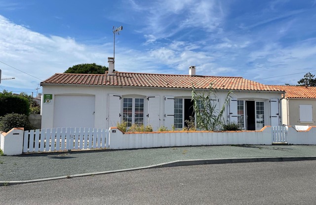 Beachside House with Private Garden, 3 Bedrooms, and Close to Forest