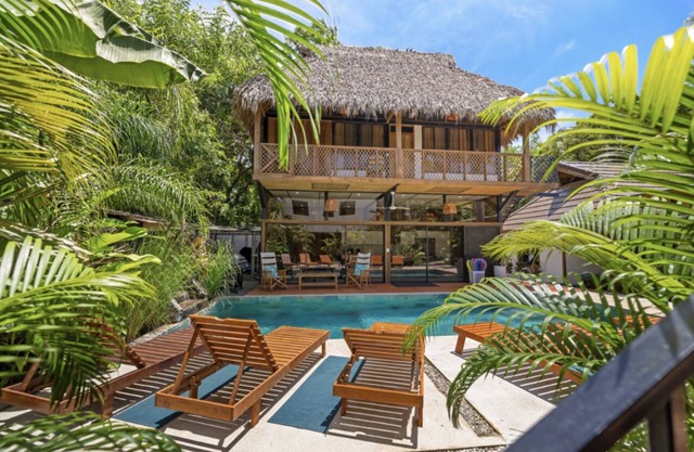 Beachside Property, Pool, Sleeps 28, Surfers Dream, 100 steps to the Beach.
