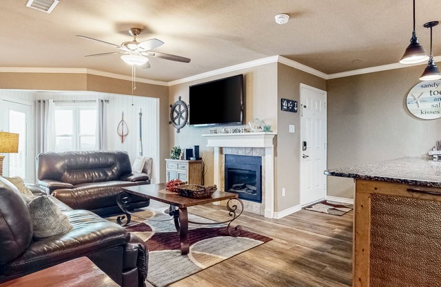 Beachside snowbird retreat with AC, W/D, lagoon pool & hot tub - dogs welcome
