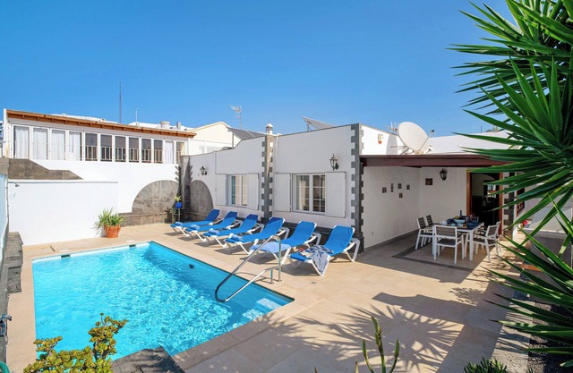 Beachside Villa "Muñoz" with Heated Pool, Air Conditioning & Wi-Fi