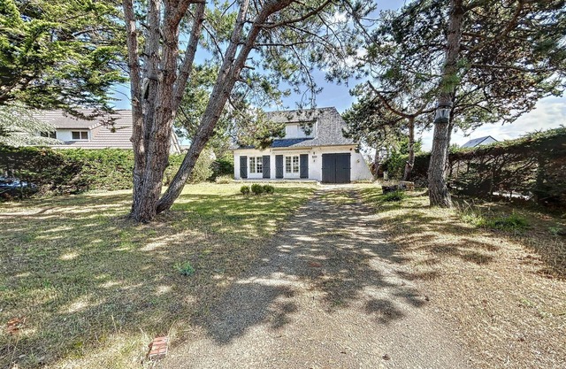 Beachside Villa with Garden, Free Wifi & BBQ – Close to Shops & Attractions