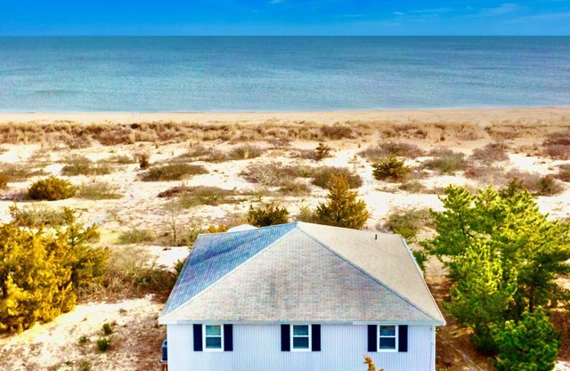BeachView Retreat: Private Beach. Peaceful. Pet-Friendly. +Linens.