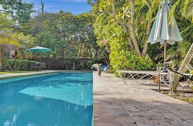 Beachy Cottage - Newly Updated - Pool!