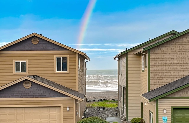 Beachy dog-friendly home, w/ocean views, easy beach access, & private hot tub