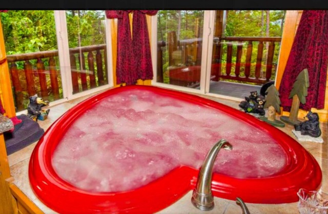 Bear Elegance - Theater Room, Secluded, Heart Shaped Tub!