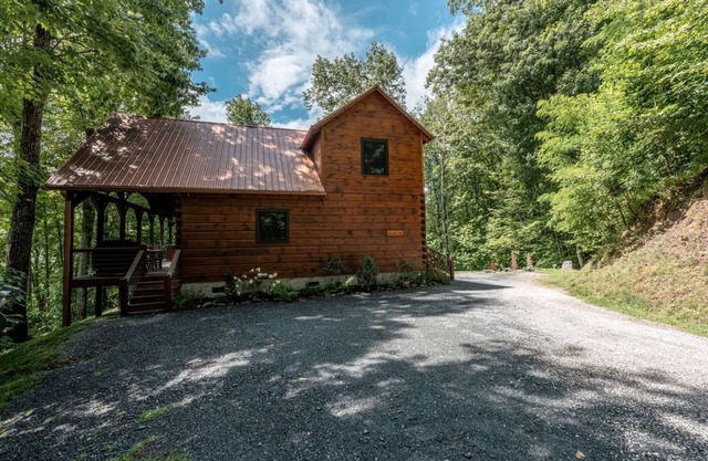 Bear Foot Lodge-Luxury Log Cabin Rental, Long Range Mountain Views, High Speed Internet, Fireplace, Rafting, Zip Lining, Horseback Riding-Nantahala NC.
