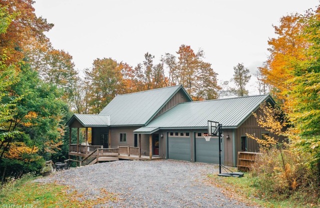 Bear Haven - 562 Black Bear TrailnnBear Haven - Secluded Wooded Lot, Fishing Pond, Pet Friendly, Hot Tub, Fire Pit