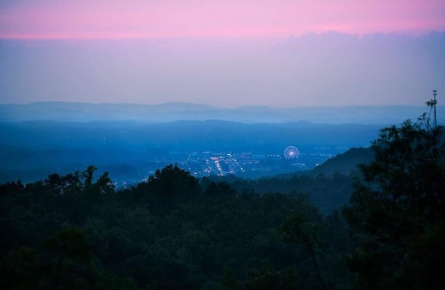 Bear Lovin' in Pigeon Forge #unforgettable 2 bedroom w/Gameroom, Views & Heart Tub!