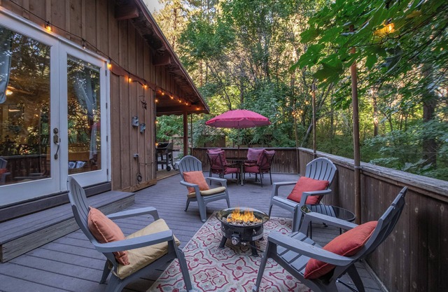 Bear Paw-Near Reindeer Farm/Village, Hot Tub, WIFI