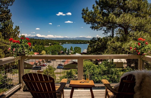 Bear's Cliff: Stunning Lake and Mountain Views, Wood Stove, Pet-Friendly, Balcony, Garage Parking!
