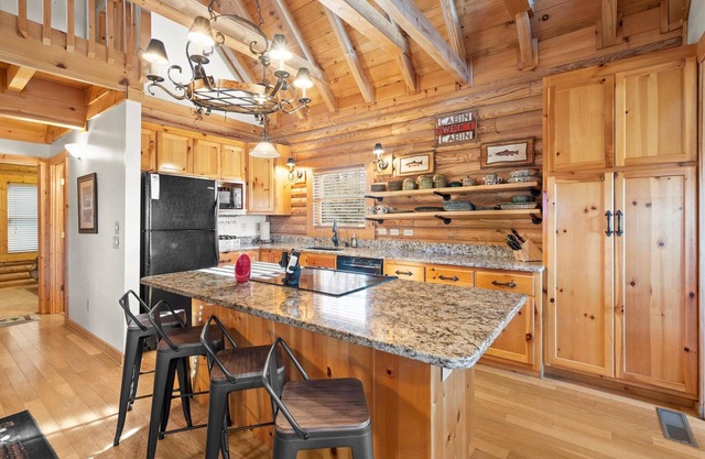 Bearfoot Breakaway Cabin sunsets. 4 bedrooms 3 baths with Firepit and Fast Wifi