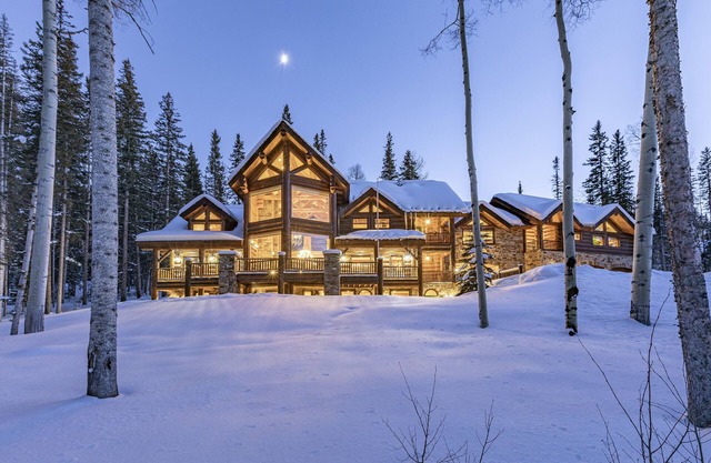 BEARPAW MANOR- A Magnificent Ski-In/Ski-Out Mountain Village Chalet