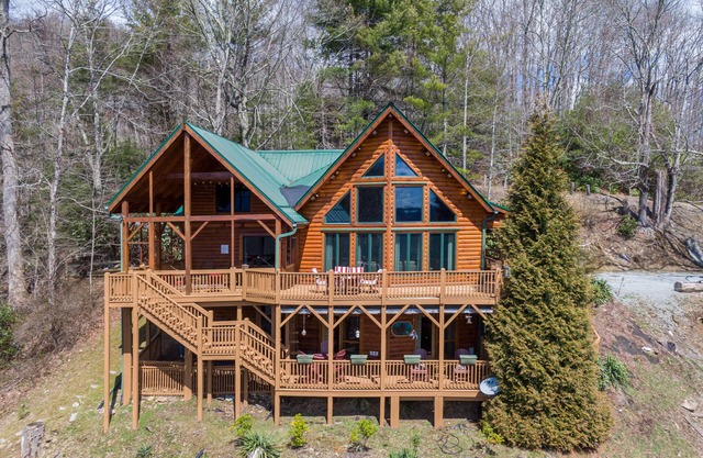 Beary Relaxing Cabin - Big views, two kitchens, hot tub, game table