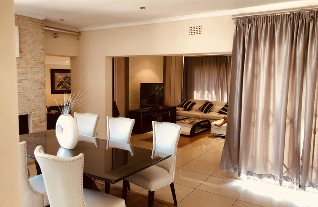 Beatiful home with Open plan Two lounges and Morden kitchen main room king bed