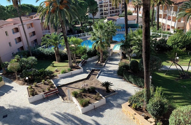 Beau T.2.clim. Vue Dégagée sur Jardin, Piscine. Parking et Tennis Gratuits
