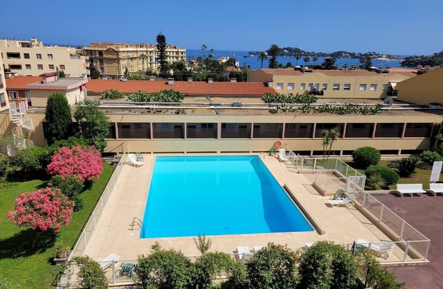 Beaulieu, 3 air conditioned rooms, terrace, sea view, swimming pool and parking