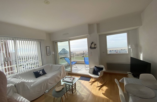 Beautiful, F2 very functional, facing the beach, with Fiber wifi.