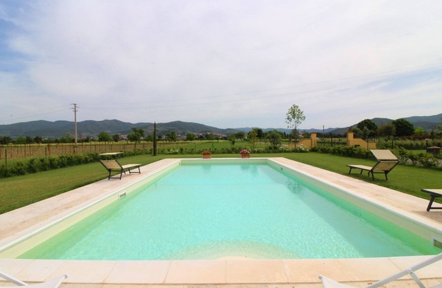 Beautiful private villa with private pool, WIFI, A/C, TV, balcony and pets allowed, close to Cor.