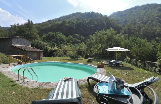 Beautiful private villa for 4 guests with WIFI, private pool, TV and pets allowed