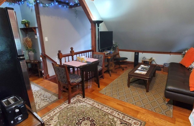 Beautiful 1 Bedroom Loft with big jetted tub and shower also on-site parking !