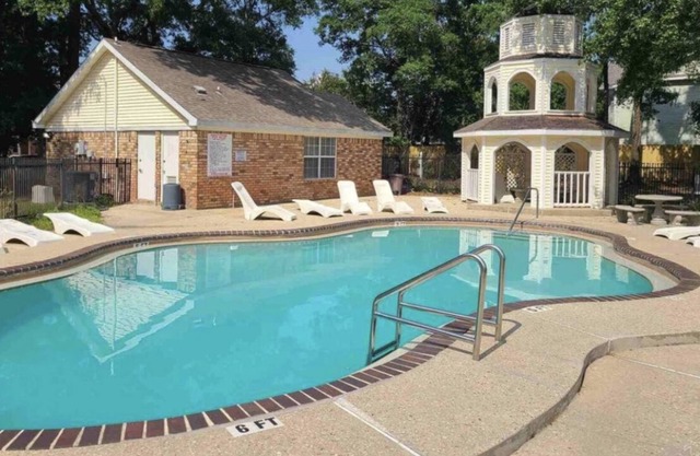 Beautiful 1 bedroom 1 bath condo in a quiet complex with a pool