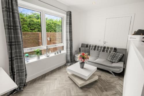 Beautiful 1 BR apt with private patio and free parking