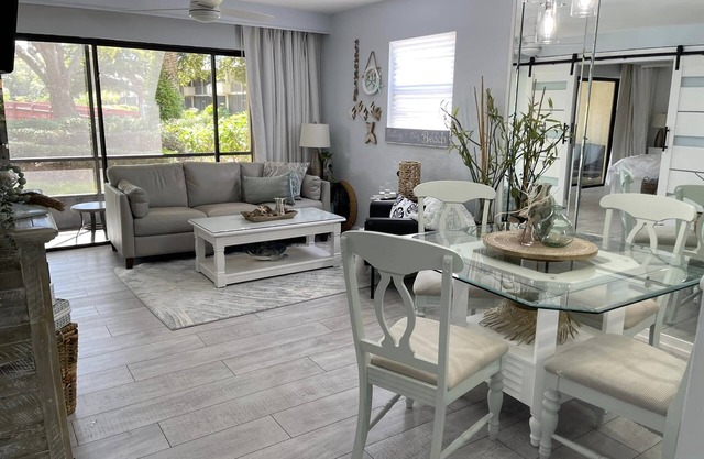 Beautiful 2 bed 2 bath unit centrally located in Naples