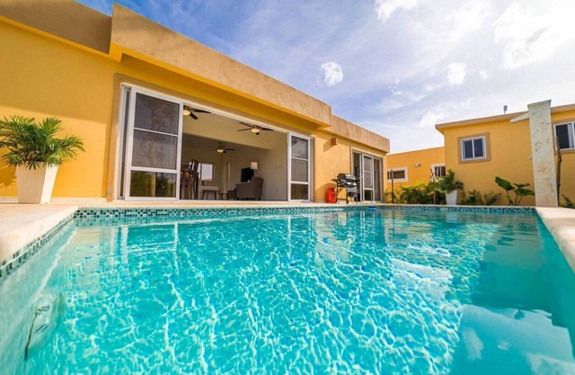 Beautiful 2 bedroom Villa w/Pool - Weekend Special $135+ per day - Tax included