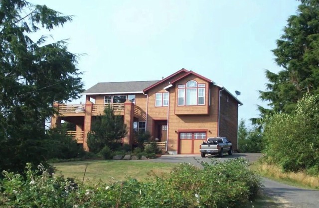 Beautiful 2 bedroom w Deck& Hot Tub/Lower Level