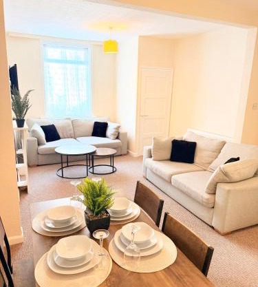 Beautiful 2 bedroom fully equipped property 5-G WiFi, smart TV