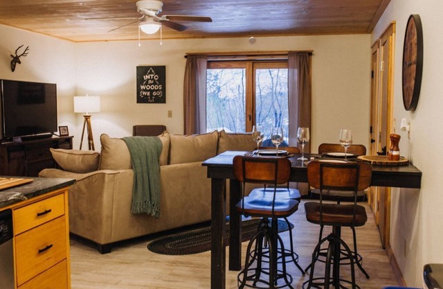 Beautiful 2-bedroom with private outdoor space. 5min walk to Main Street.