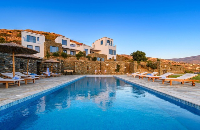 Beautiful 2 Bedroom Villa "on the beach" - Access to a large swimming pool