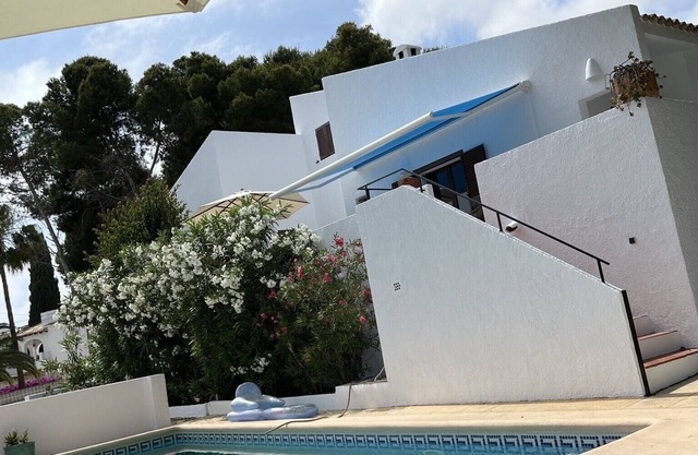 Beautiful 250 m2 architect-designed house with sea view, swimming pool and large garden