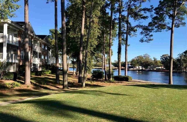 Beautiful 2B/2B, ground floor condo in Riverwalk on Arrowhead Golf course !