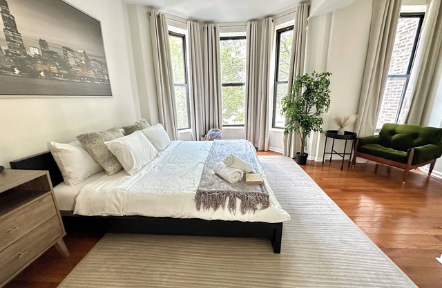 Beautiful 2BR apartment in vibrant West Town, close to FultonMarket and Downtown