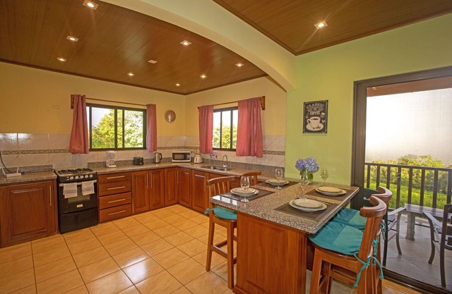 BEAUTIFUL 2BR HOME WITH STUNNING VOLCANO VIEWS - FRIENDSHIP HOUSE AT BEPURAVIDA