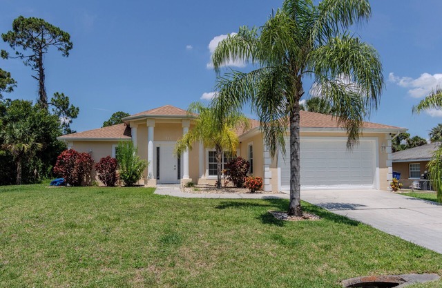 Beautiful 3/2 Pool Home with Spa in quiet neighborhood!