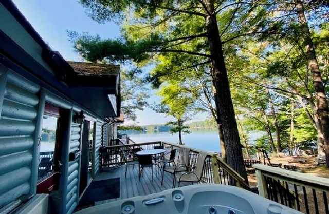 Beautiful 3-bedroom Waterfront Cabin Traverse City AC, dog ok, pontoon rentals